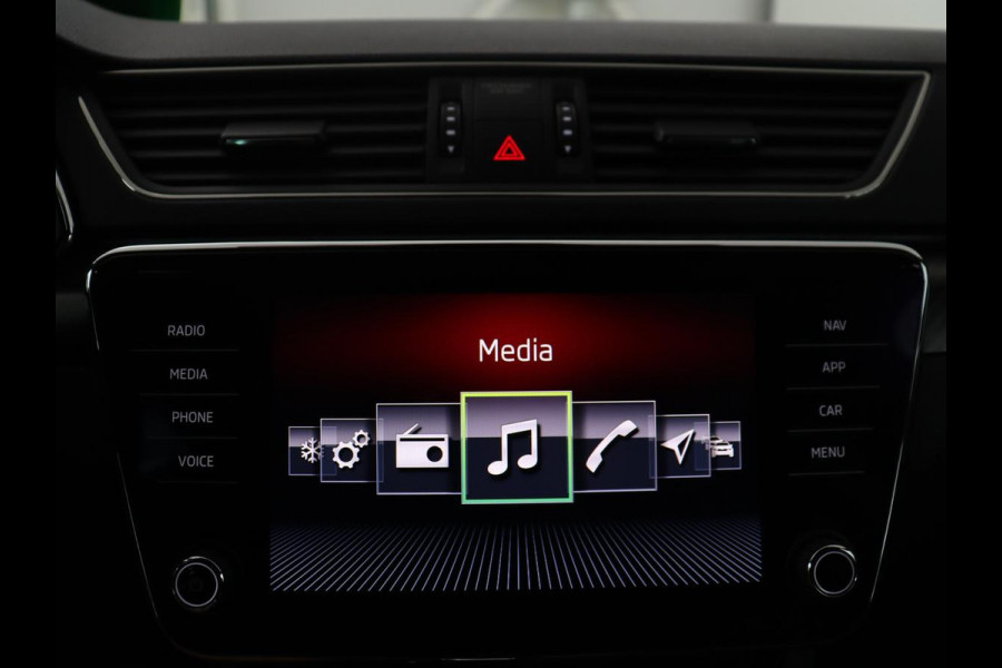Škoda Superb Combi 1.5 TSI ACT Sportline Business | Leder/alcantara | Memory | Stoelverwarming | Virtueel dashboard | Park assist | Carplay | Navigatie | Climate control | Sfeerverlichting | Elektrische achterklep