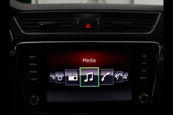 Škoda Superb Combi 1.5 TSI ACT Sportline Business | Leder/alcantara | Memory | Stoelverwarming | Virtueel dashboard | Park assist | Carplay | Navigatie | Climate control | Sfeerverlichting | Elektrische achterklep