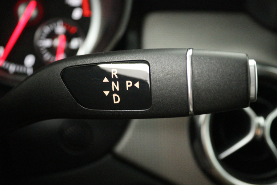 Mercedes-Benz GLA 180 Sport Edition (STOELVERWARMING, NAVIGATIE, LED, SPORTSTOELEN, GOED ONDERHOUDEN)