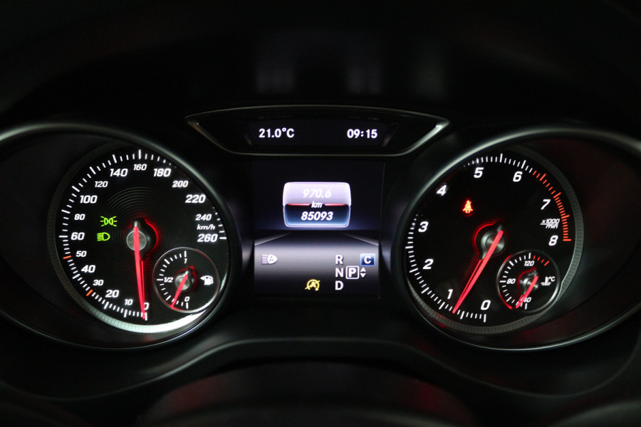 Mercedes-Benz GLA 180 Sport Edition (STOELVERWARMING, NAVIGATIE, LED, SPORTSTOELEN, GOED ONDERHOUDEN)