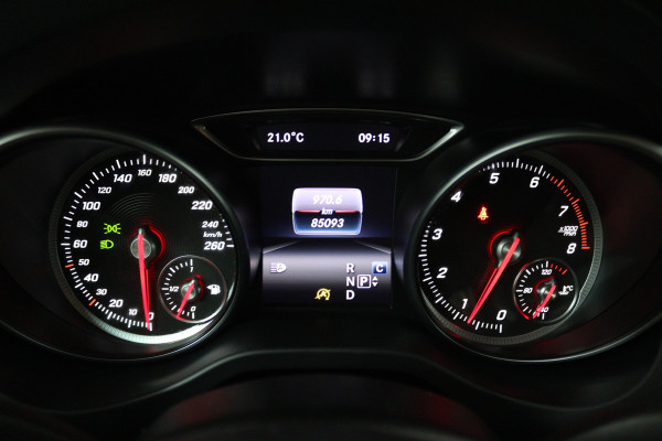 Mercedes-Benz GLA 180 Sport Edition (STOELVERWARMING, NAVIGATIE, LED, SPORTSTOELEN, GOED ONDERHOUDEN)