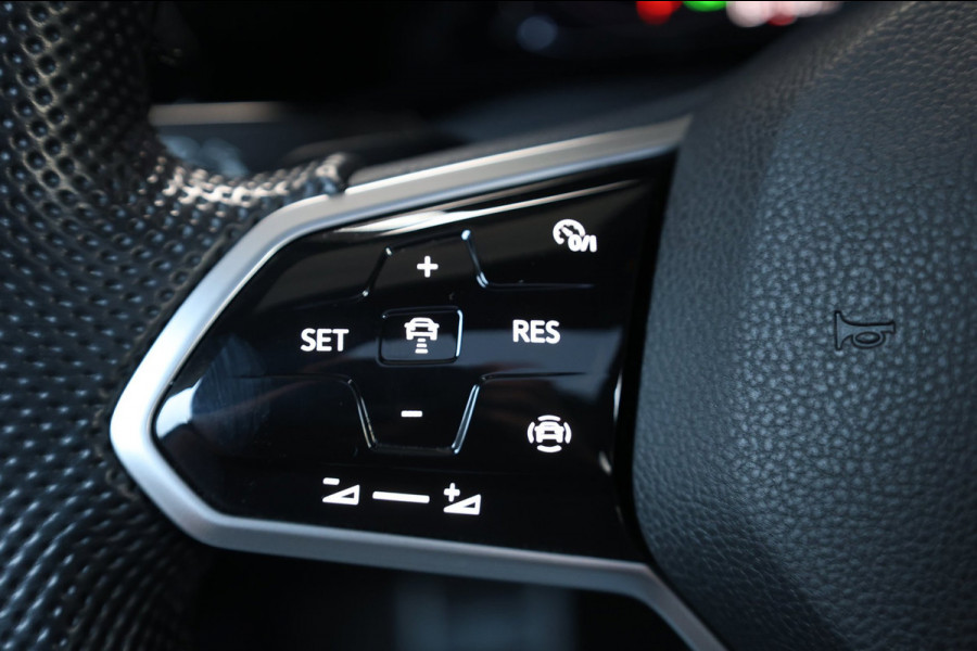 Volkswagen Golf 1.5 eTSI R-Line IQ+LED/VIRTUAL/SFEER/ALCANTARA+S.VERWARMING+MASSAGE/18" LMVCAM/ACC/ECC/12 MDN GARANTIE!