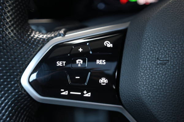 Volkswagen Golf 1.5 eTSI R-Line IQ+LED/VIRTUAL/SFEER/ALCANTARA+S.VERWARMING+MASSAGE/18" LMVCAM/ACC/ECC/12 MDN GARANTIE!