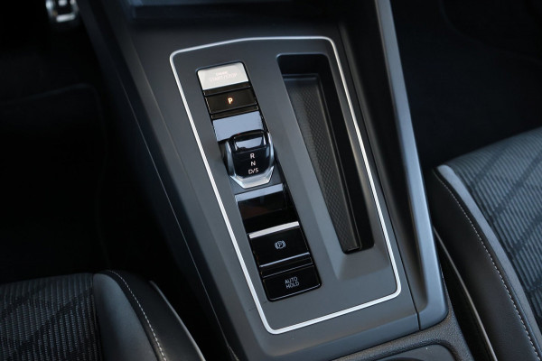 Volkswagen Golf 1.5 eTSI R-Line IQ+LED/VIRTUAL/SFEER/ALCANTARA+S.VERWARMING+MASSAGE/18" LMVCAM/ACC/ECC/12 MDN GARANTIE!