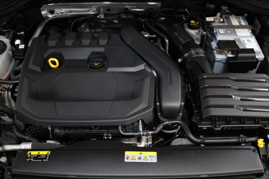 Volkswagen Golf 1.5 eTSI R-Line IQ+LED/VIRTUAL/SFEER/ALCANTARA+S.VERWARMING+MASSAGE/18" LMVCAM/ACC/ECC/12 MDN GARANTIE!