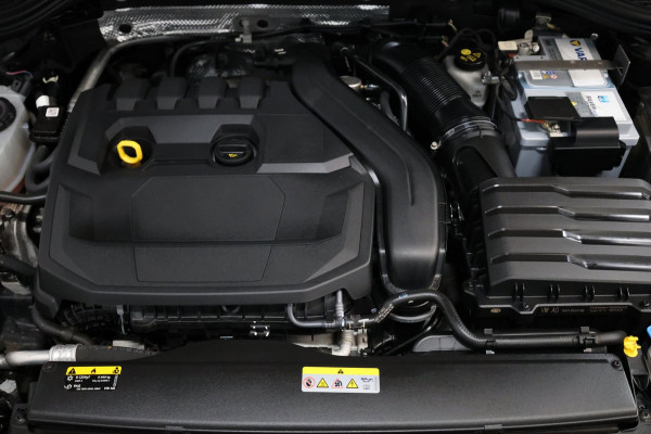 Volkswagen Golf 1.5 eTSI R-Line IQ+LED/VIRTUAL/SFEER/ALCANTARA+S.VERWARMING+MASSAGE/18" LMVCAM/ACC/ECC/12 MDN GARANTIE!