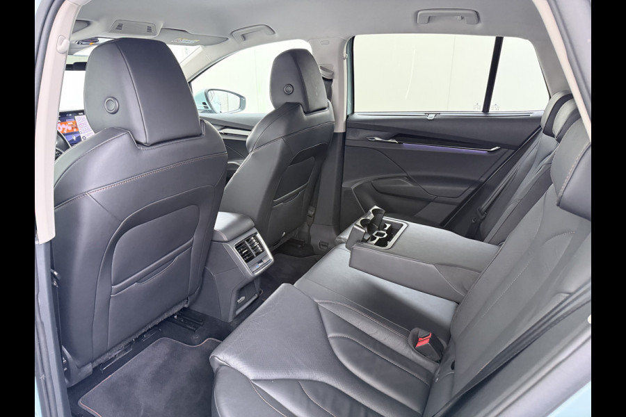 Škoda ENYAQ iV 80 204PK Leder Trekhaak Adap.Cruise Stoel+Stuurverwarming Camera 3-Zone Ecc Elek.Achterklep Keyless Apple Carplay Android Auto N Comfort plus-pakket  Assistentie Pakket Climate-pakket P-Assist Lmv Led Isofix Privacy Glas 1.000KG Trekgewicht 1e Eigenaar Origineel Nederlandse Auto