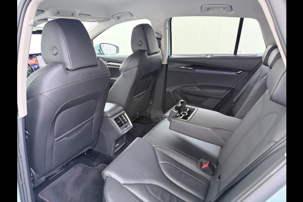 Škoda ENYAQ iV 80 204PK Leder Trekhaak Adap.Cruise Stoel+Stuurverwarming Camera 3-Zone Ecc Elek.Achterklep Keyless Apple Carplay Android Auto N Comfort plus-pakket  Assistentie Pakket Climate-pakket P-Assist Lmv Led Isofix Privacy Glas 1.000KG Trekgewicht 1e Eigenaar Origineel Nederlandse Auto