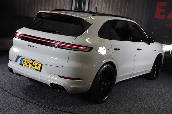 Porsche Cayenne 3.0 S E-Hybrid / 520 Pk / Head Up / 4W Sturing / Acc / Sport Design / Luchtvering / Sport Chrono / Open Pano / 22