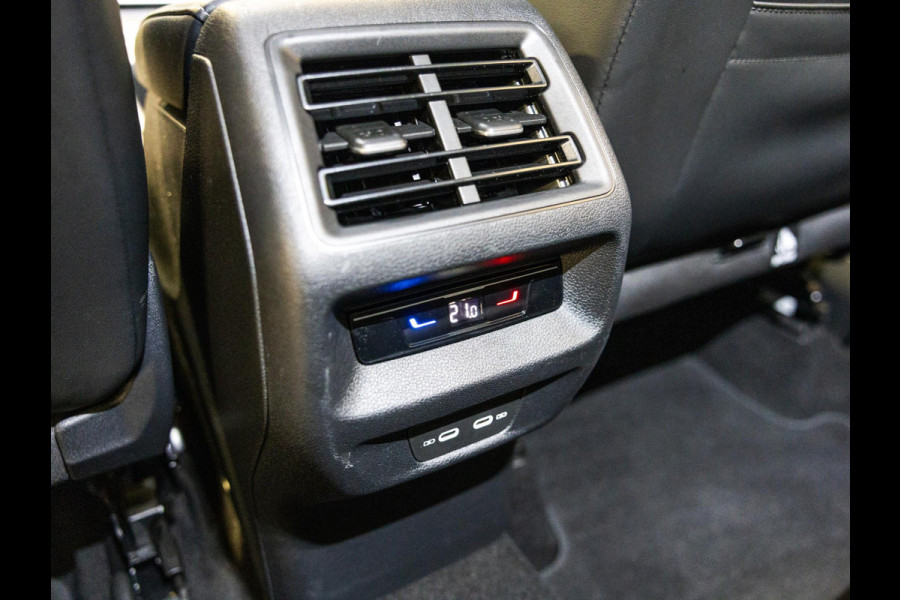 Volkswagen Tiguan 1.5 eHybrid Life Edition / 204pk / SoH 100% / Achteruitrij camera / Dodehoek herkenning / CarPlay /