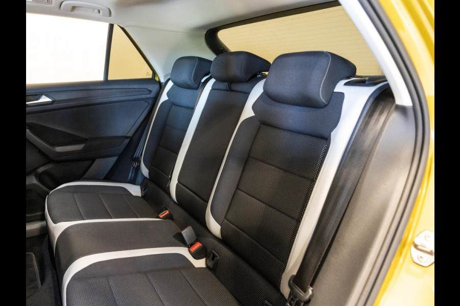 Volkswagen T-Roc 1.5 TSI Sport / 150pk / Panorama dak / Trekhaak / Achteruitrij camera /