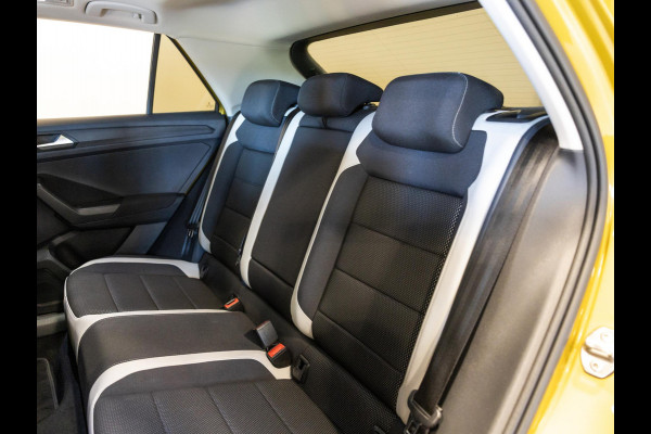 Volkswagen T-Roc 1.5 TSI Sport / 150pk / Panorama dak / Trekhaak / Achteruitrij camera /