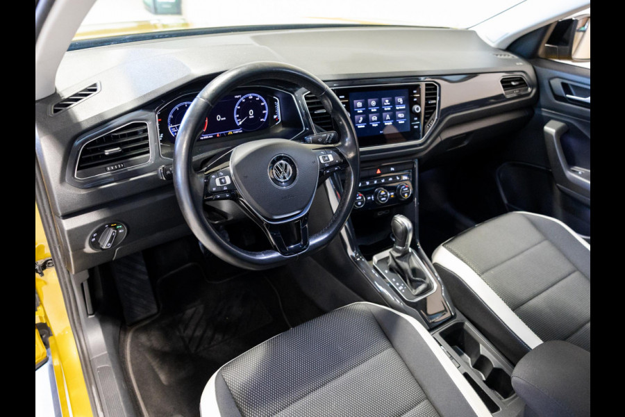Volkswagen T-Roc 1.5 TSI Sport / 150pk / Panorama dak / Trekhaak / Achteruitrij camera /