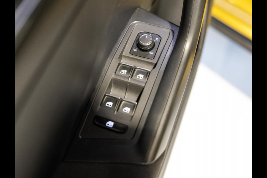 Volkswagen T-Roc 1.5 TSI Sport / 150pk / Panorama dak / Trekhaak / Achteruitrij camera /
