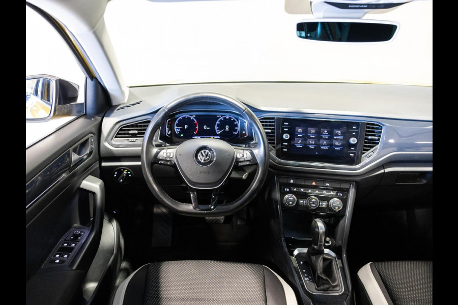 Volkswagen T-Roc 1.5 TSI Sport / 150pk / Panorama dak / Trekhaak / Achteruitrij camera /