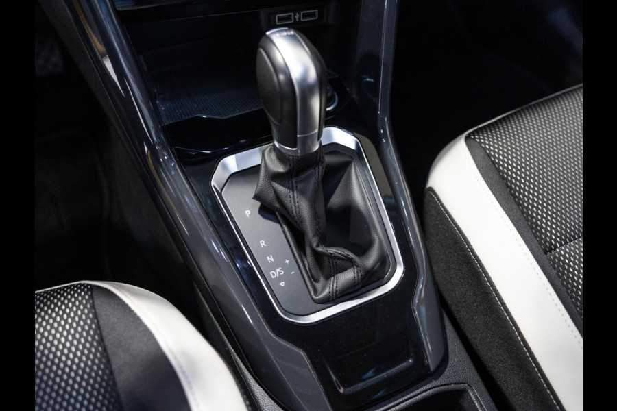 Volkswagen T-Roc 1.5 TSI Sport / 150pk / Panorama dak / Trekhaak / Achteruitrij camera /