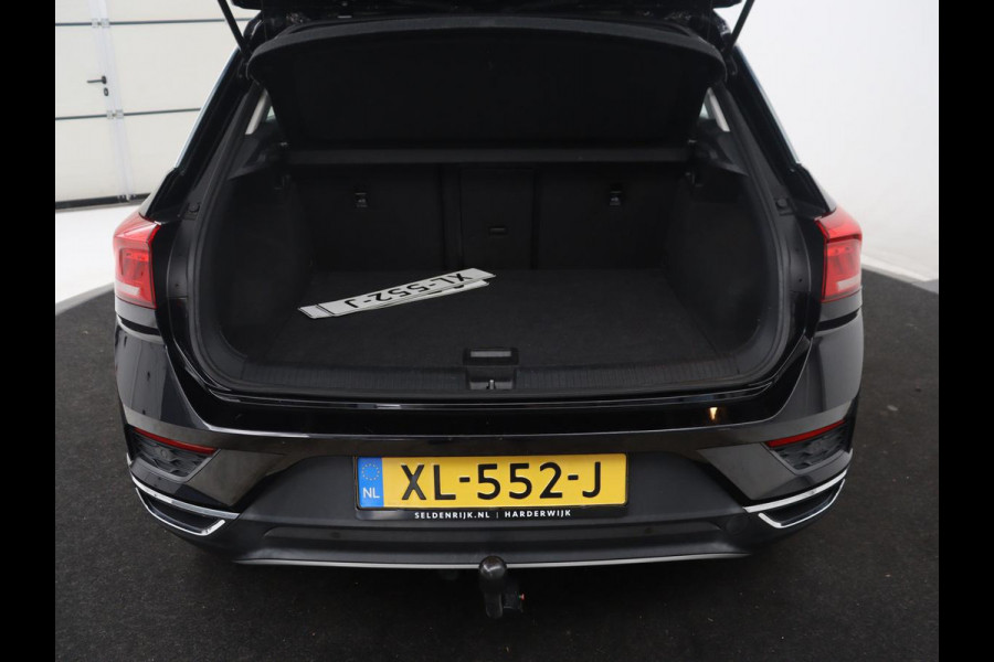Volkswagen T-Roc 1.5 Tsi Style | Panoramadak | Adaptive cruise | Carplay | Navigatie | Carplay | Park assist | Airco | Trekhaak | 16" velgen