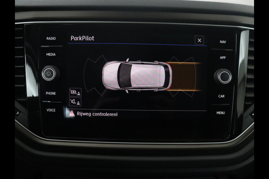Volkswagen T-Roc 1.5 Tsi Style | Panoramadak | Adaptive cruise | Carplay | Navigatie | Carplay | Park assist | Airco | Trekhaak | 16" velgen