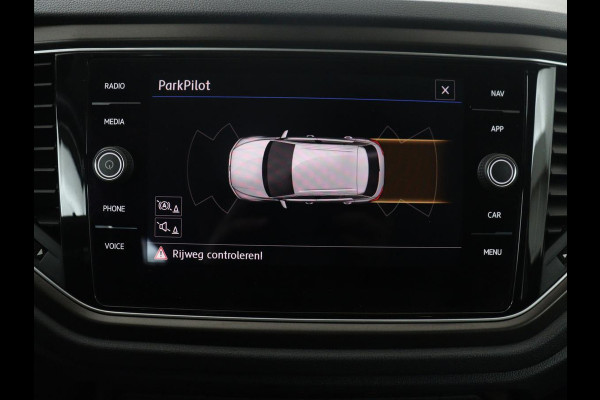 Volkswagen T-Roc 1.5 Tsi Style | Panoramadak | Adaptive cruise | Carplay | Navigatie | Carplay | Park assist | Airco | Trekhaak | 16" velgen