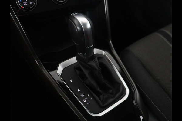 Volkswagen T-Roc 1.5 Tsi Style | Panoramadak | Adaptive cruise | Carplay | Navigatie | Carplay | Park assist | Airco | Trekhaak | 16" velgen