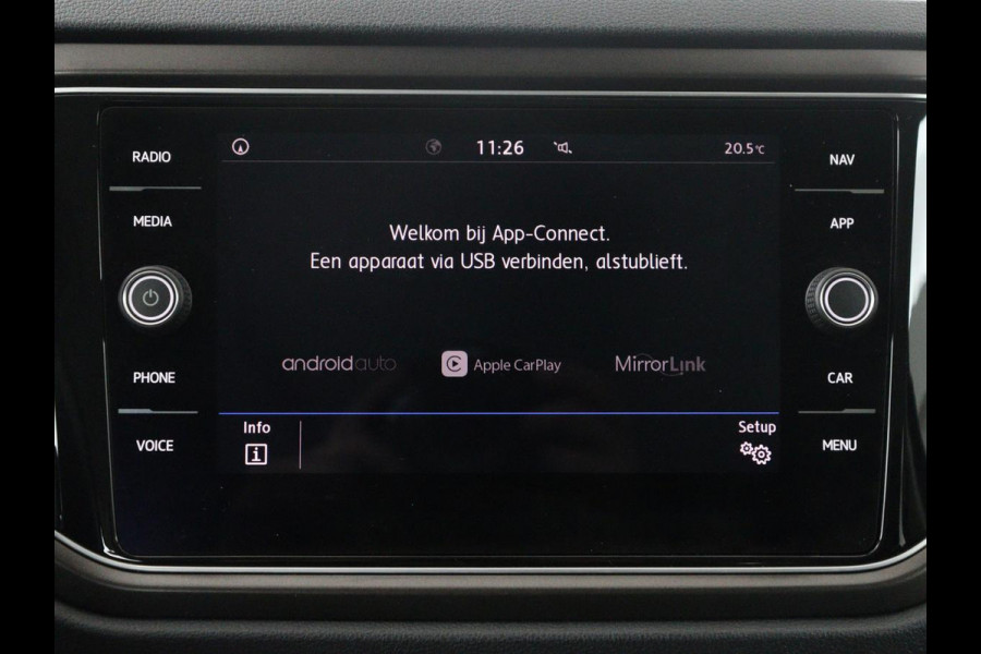 Volkswagen T-Roc 1.5 Tsi Style | Panoramadak | Adaptive cruise | Carplay | Navigatie | Carplay | Park assist | Airco | Trekhaak | 16" velgen