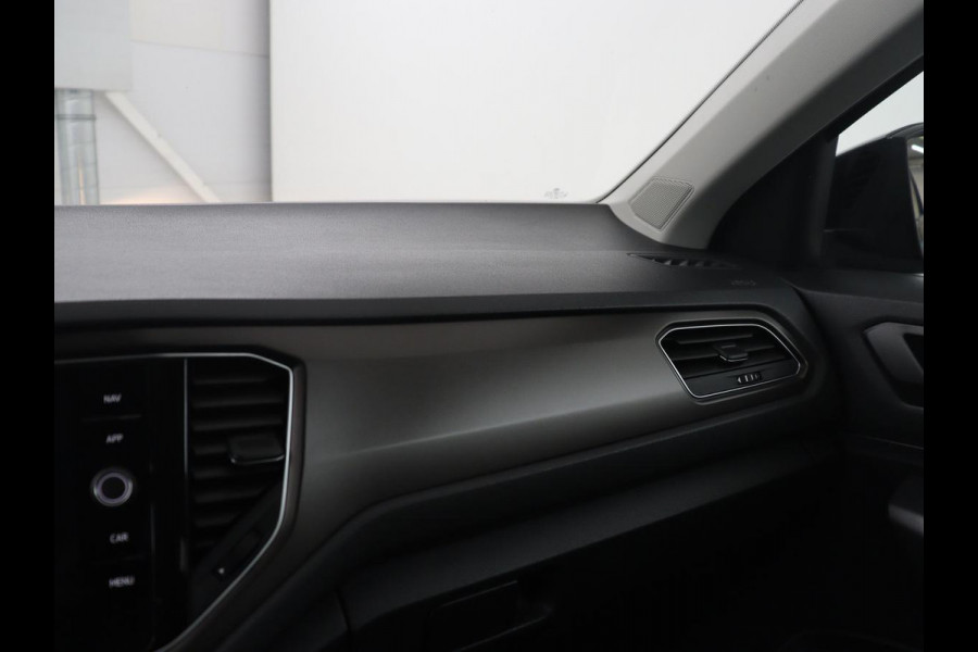 Volkswagen T-Roc 1.5 Tsi Style | Panoramadak | Adaptive cruise | Carplay | Navigatie | Carplay | Park assist | Airco | Trekhaak | 16" velgen