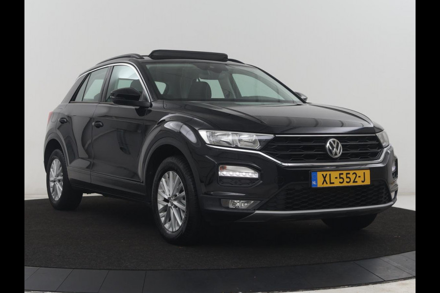 Volkswagen T-Roc 1.5 Tsi Style | Panoramadak | Adaptive cruise | Carplay | Navigatie | Carplay | Park assist | Airco | Trekhaak | 16" velgen