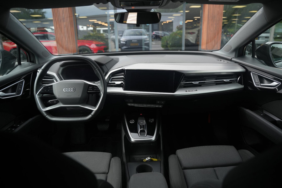 Audi Q4 e-tron 35 Launch edition Advanced 55 kWh Verkeersbord detectie Koplampreiniging Trekhaak uitklapbaar DAB Parkeersensoren voor en achter 20"L.M.