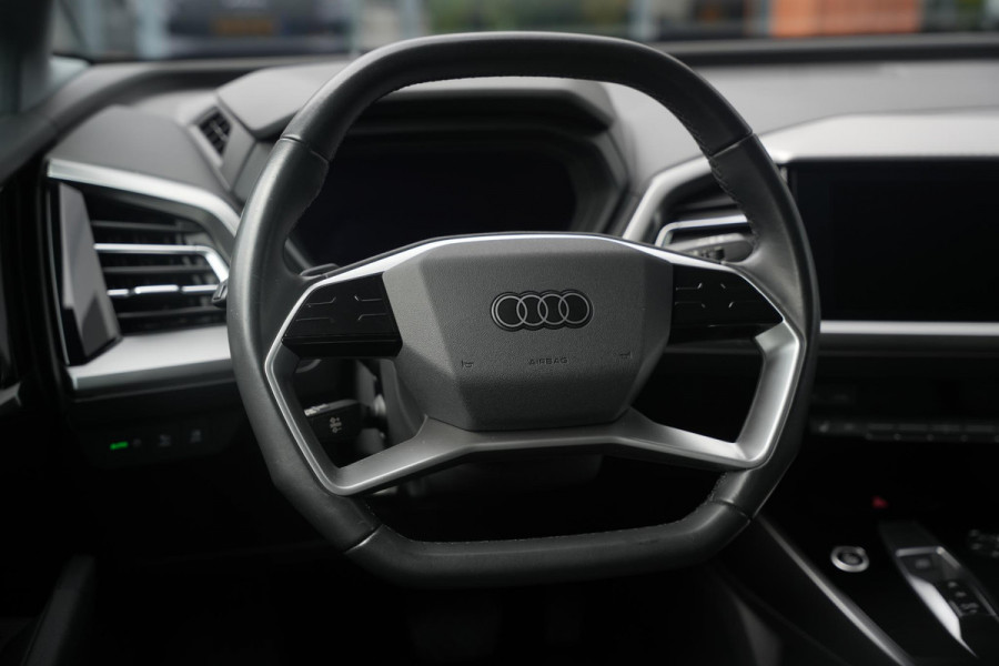Audi Q4 e-tron 35 Launch edition Advanced 55 kWh Verkeersbord detectie Koplampreiniging Trekhaak uitklapbaar DAB Parkeersensoren voor en achter 20"L.M.