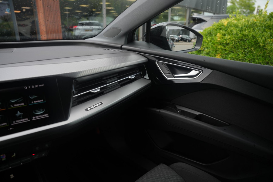 Audi Q4 e-tron 35 Launch edition Advanced 55 kWh Verkeersbord detectie Koplampreiniging Trekhaak uitklapbaar DAB Parkeersensoren voor en achter 20"L.M.