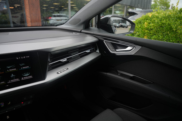 Audi Q4 e-tron 35 Launch edition Advanced 55 kWh Verkeersbord detectie Koplampreiniging Trekhaak uitklapbaar DAB Parkeersensoren voor en achter 20"L.M.