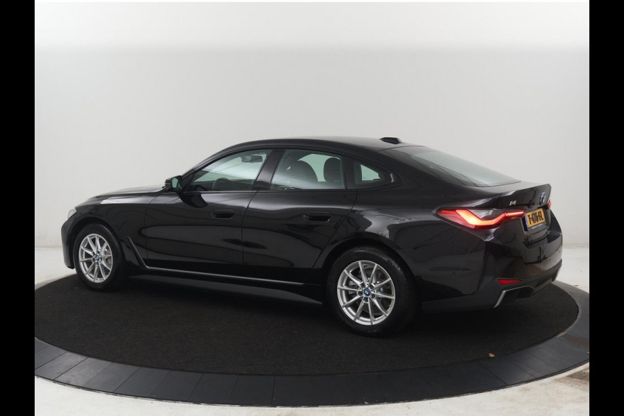 BMW i4 eDrive40 High Executive 84 kWh | SOH 98,7% | Leder | Adaptive cruise | Dodehoek detectie | Head-up | Stoelverwarming | Sfeerverlichting | Carplay | 3 zone klimaat | Camera | Park assist | Elektrische achterklep