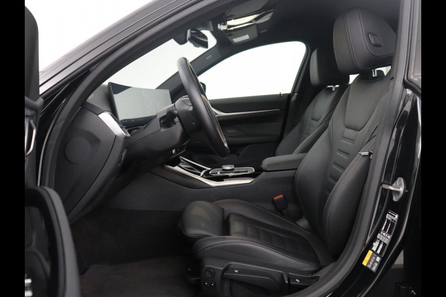 BMW i4 eDrive40 High Executive 84 kWh | SOH 98,7% | Leder | Adaptive cruise | Dodehoek detectie | Head-up | Stoelverwarming | Sfeerverlichting | Carplay | 3 zone klimaat | Camera | Park assist | Elektrische achterklep