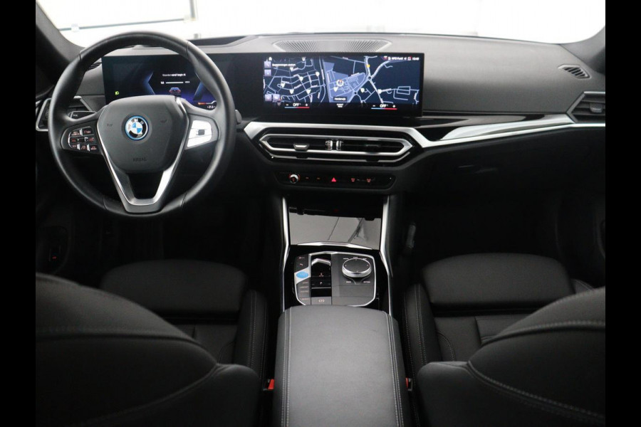 BMW i4 eDrive40 High Executive 84 kWh | SOH 98,7% | Leder | Adaptive cruise | Dodehoek detectie | Head-up | Stoelverwarming | Sfeerverlichting | Carplay | 3 zone klimaat | Camera | Park assist | Elektrische achterklep