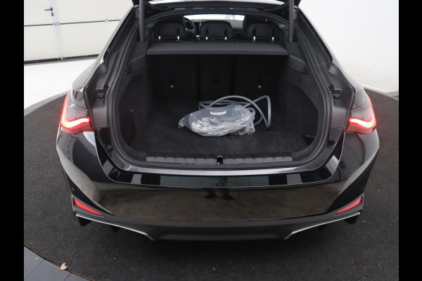 BMW i4 eDrive40 High Executive 84 kWh | SOH 98,7% | Leder | Adaptive cruise | Dodehoek detectie | Head-up | Stoelverwarming | Sfeerverlichting | Carplay | 3 zone klimaat | Camera | Park assist | Elektrische achterklep