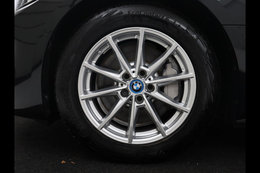 BMW i4 eDrive40 High Executive 84 kWh | SOH 98,7% | Leder | Adaptive cruise | Dodehoek detectie | Head-up | Stoelverwarming | Sfeerverlichting | Carplay | 3 zone klimaat | Camera | Park assist | Elektrische achterklep