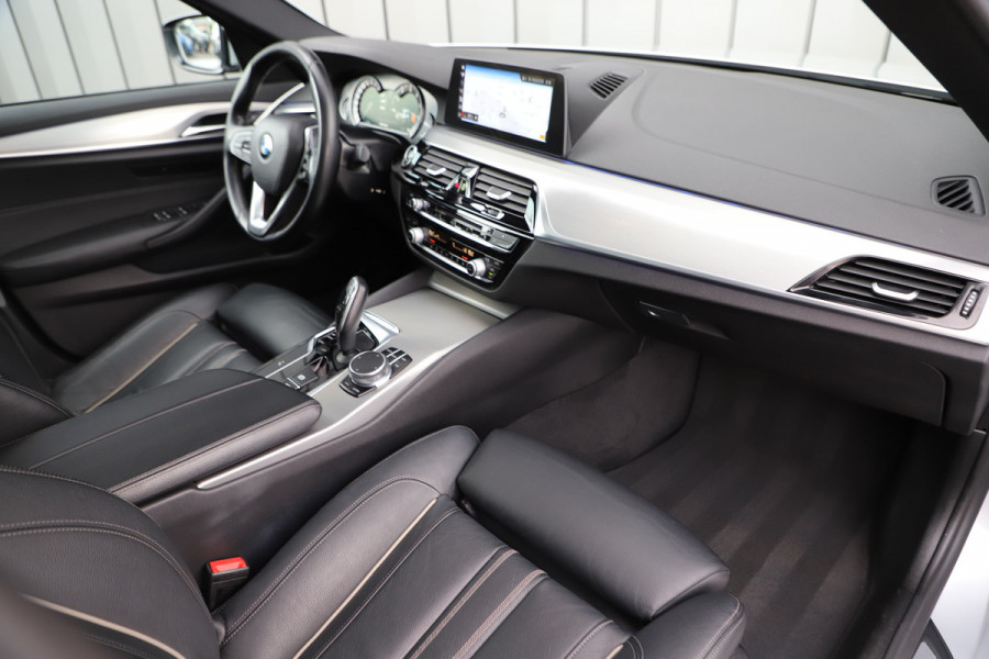 BMW 5 Serie 520i High Executive Aut8 | 184PK | Panoramadak | Sfeerverlichting | Comfortstoelen + Memory | Vol leder | Zonnenschermen | Camer