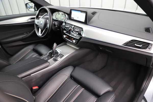 BMW 5 Serie 520i High Executive Aut8 | 184PK | Panoramadak | Sfeerverlichting | Comfortstoelen + Memory | Vol leder | Zonnenschermen | Camer