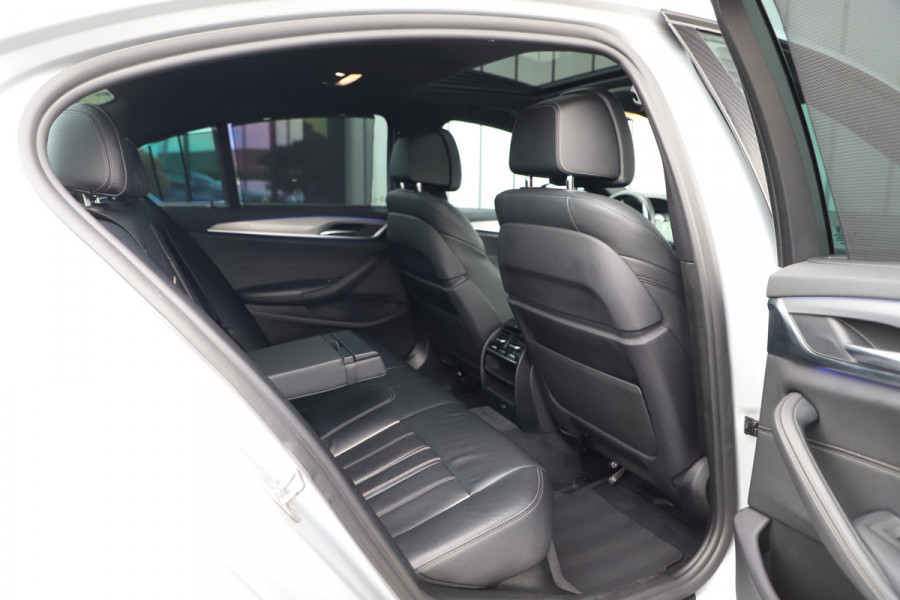 BMW 5 Serie 520i High Executive Aut8 | 184PK | Panoramadak | Sfeerverlichting | Comfortstoelen + Memory | Vol leder | Zonnenschermen | Camer