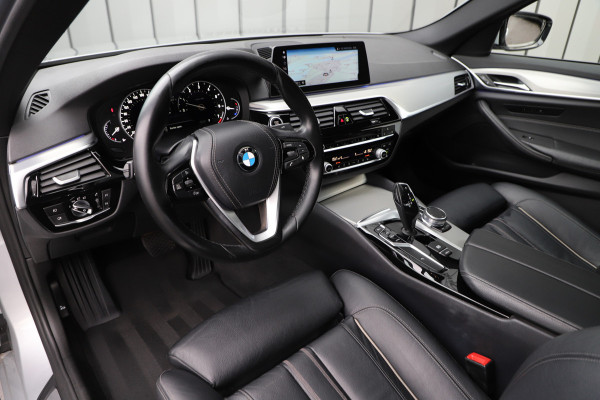 BMW 5 Serie 520i High Executive Aut8 | 184PK | Panoramadak | Sfeerverlichting | Comfortstoelen + Memory | Vol leder | Zonnenschermen | Camer
