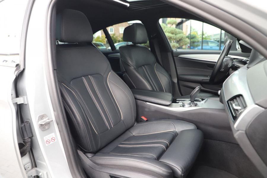 BMW 5 Serie 520i High Executive Aut8 | 184PK | Panoramadak | Sfeerverlichting | Comfortstoelen + Memory | Vol leder | Zonnenschermen | Camer