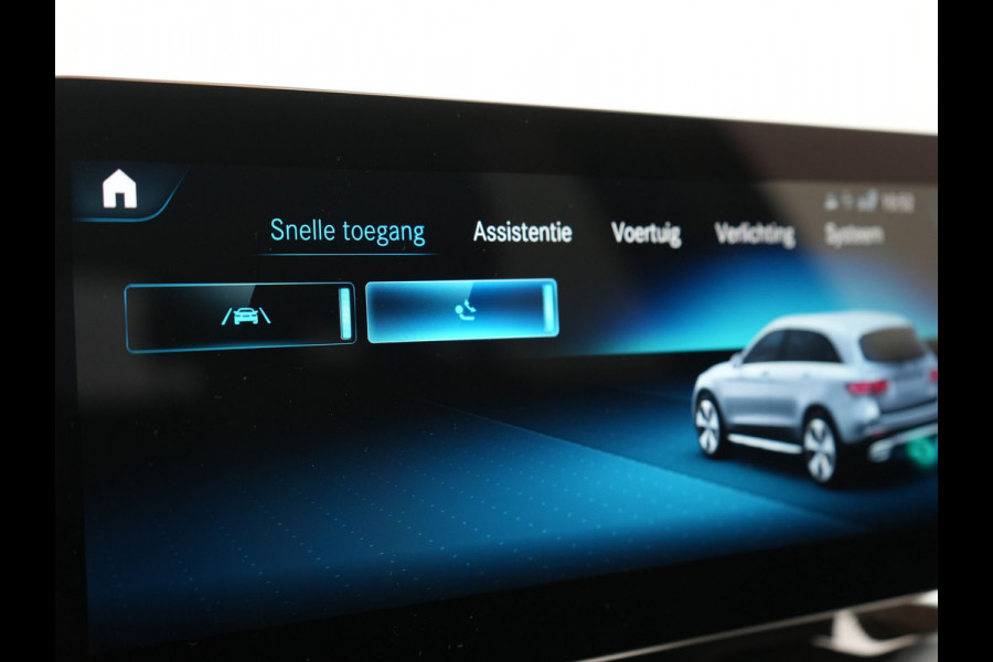 Mercedes-Benz GLC 300e 4MATIC Business Solution AMG PHEV 313pk Dealer O.H. | Trekhaak Af Fabriek | Panodak | Multi Beam LED | Alcantara Sportstoelen Verwarmd | Blis | Camera | Keyless | Sfeerverlichting | Apple Carplay | Navigatie | DAB | Cruise Control | Plug In Hybrid |