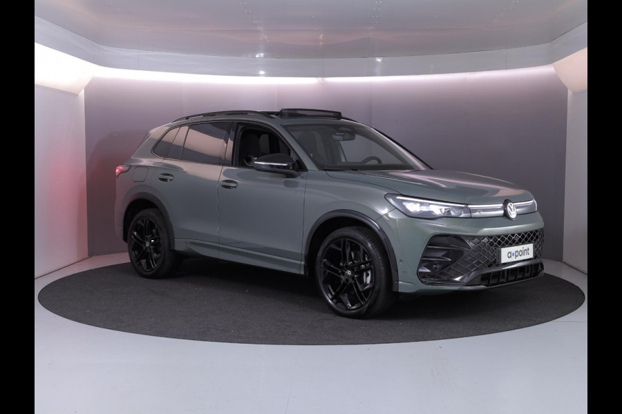 Volkswagen Tiguan 1.5 eHybrid R-Line Edition 204 pk Automaat (DSG) | Verlengde garantie | Navigatie | Panoramadak | Trekhaak (wegklapbaar) | Parkeersensoren (Park assist) | Rondomzicht camera | Black Style pakket | R-Line |