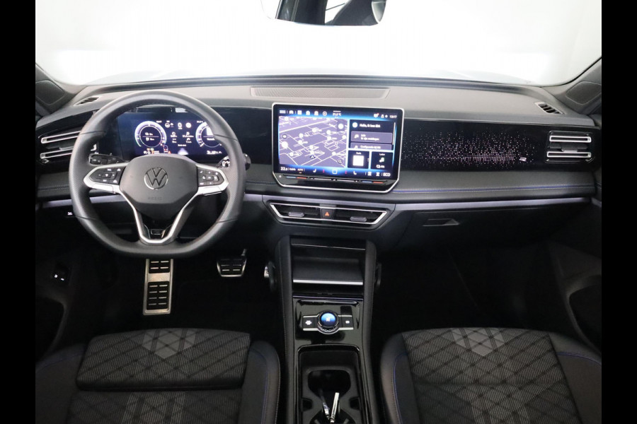 Volkswagen Tiguan 1.5 eHybrid R-Line Edition 204 pk Automaat (DSG) | Verlengde garantie | Navigatie | Panoramadak | Trekhaak (wegklapbaar) | Parkeersensoren (Park assist) | Rondomzicht camera | Black Style pakket | R-Line |