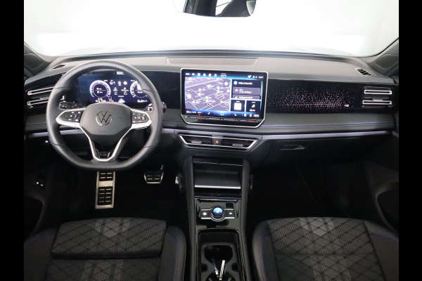 Volkswagen Tiguan 1.5 eHybrid R-Line Edition 204 pk Automaat (DSG) | Verlengde garantie | Navigatie | Panoramadak | Trekhaak (wegklapbaar) | Parkeersensoren (Park assist) | Rondomzicht camera | Black Style pakket | R-Line |