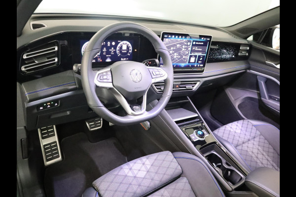 Volkswagen Tiguan 1.5 eHybrid R-Line Edition 204 pk Automaat (DSG) | Verlengde garantie | Navigatie | Panoramadak | Trekhaak (wegklapbaar) | Parkeersensoren (Park assist) | Rondomzicht camera | Black Style pakket | R-Line |