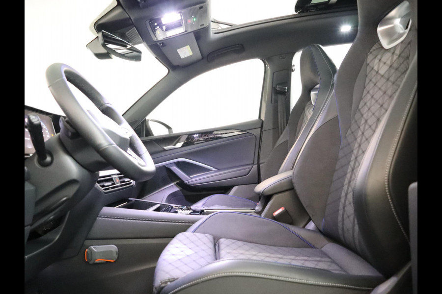 Volkswagen Tiguan 1.5 eHybrid R-Line Edition 204 pk Automaat (DSG) | Verlengde garantie | Navigatie | Panoramadak | Trekhaak (wegklapbaar) | Parkeersensoren (Park assist) | Rondomzicht camera | Black Style pakket | R-Line |