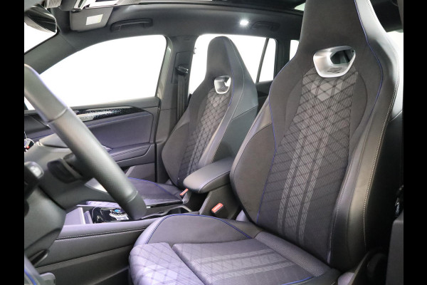 Volkswagen Tiguan 1.5 eHybrid R-Line Edition 204 pk Automaat (DSG) | Verlengde garantie | Navigatie | Panoramadak | Trekhaak (wegklapbaar) | Parkeersensoren (Park assist) | Rondomzicht camera | Black Style pakket | R-Line |