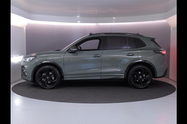 Volkswagen Tiguan 1.5 eHybrid R-Line Edition 204 pk Automaat (DSG) | Verlengde garantie | Navigatie | Panoramadak | Trekhaak (wegklapbaar) | Parkeersensoren (Park assist) | Rondomzicht camera | Black Style pakket | R-Line |