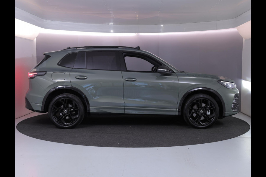 Volkswagen Tiguan 1.5 eHybrid R-Line Edition 204 pk Automaat (DSG) | Verlengde garantie | Navigatie | Panoramadak | Trekhaak (wegklapbaar) | Parkeersensoren (Park assist) | Rondomzicht camera | Black Style pakket | R-Line |
